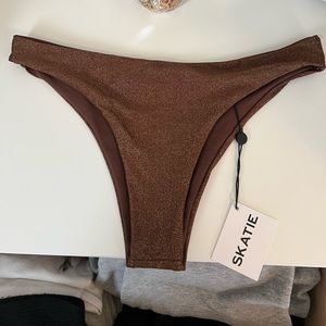 Skatie bikini bottom